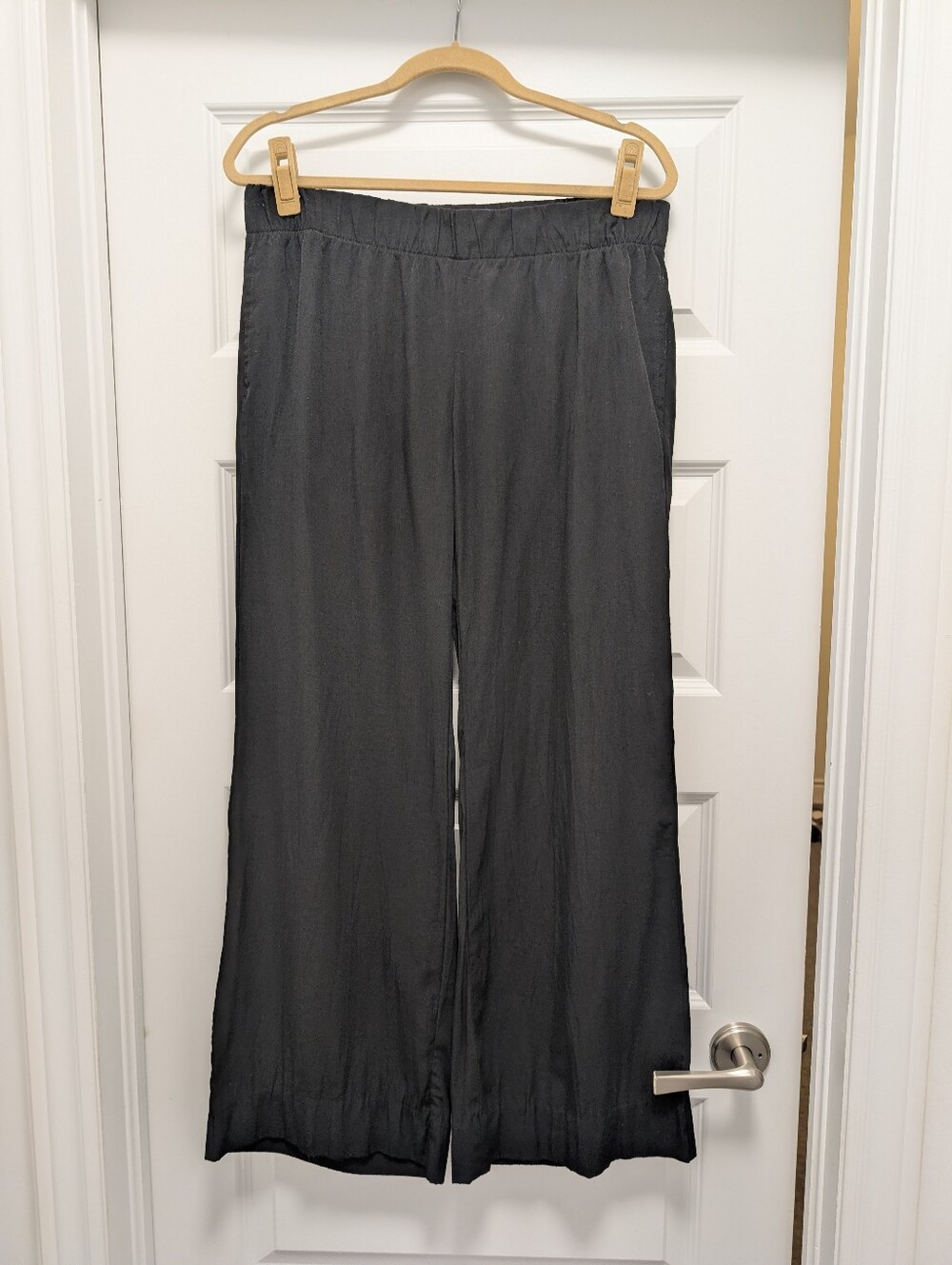 CABI wide leg lightweight black pants. Elasitc waistband otherwise not stretchy.